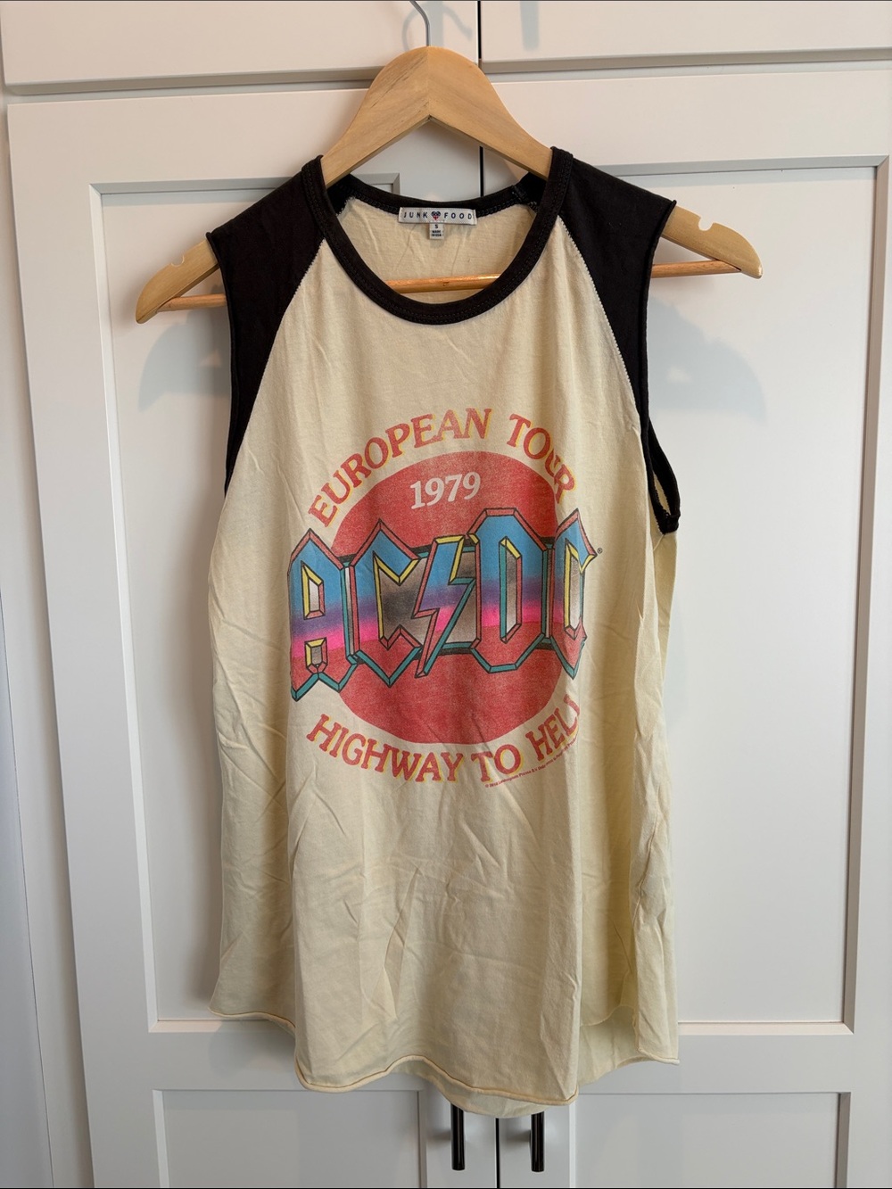 AC/DC 'Highway to Hell' Sleeveless Graphic Muscle Tee - Black/Cream